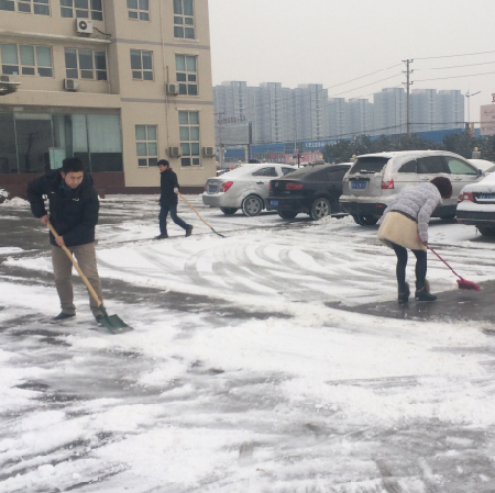 冒嚴寒，河南路友員工掃雪除冰忙