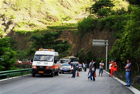 道路中斷，車輛受阻