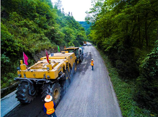 徐工成套道路機(jī)械助力安康省道部分路段建設(shè)