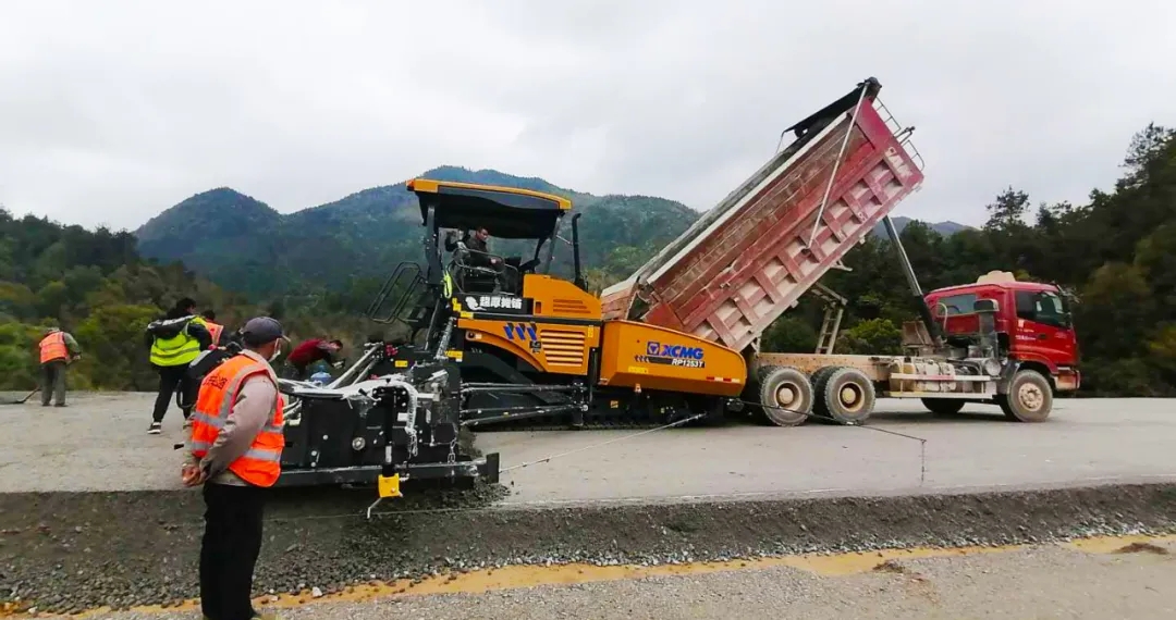 RP1253T攤鋪機征戰(zhàn)2200m高海拔地區(qū)