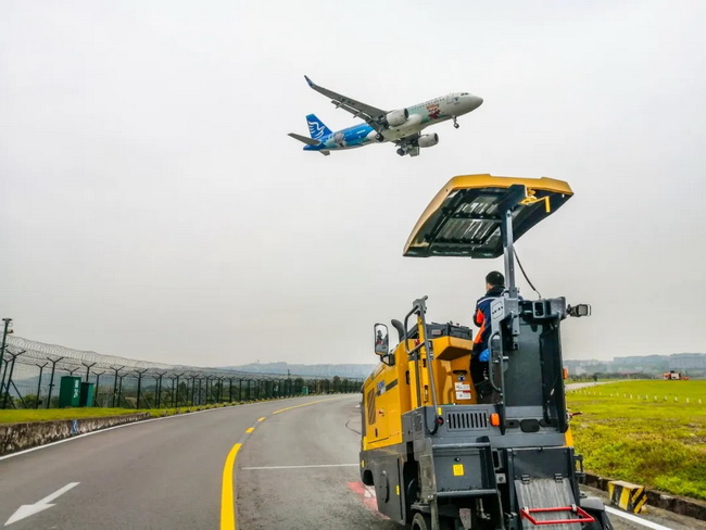 徐工銑刨機組團施工江北國際機場