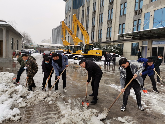 徐工裝載機(jī)在河南路友機(jī)械進(jìn)行除雪工作