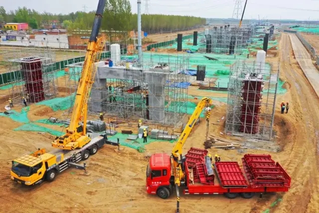 徐工起重機(jī)在遷曹高速建設(shè)正酣