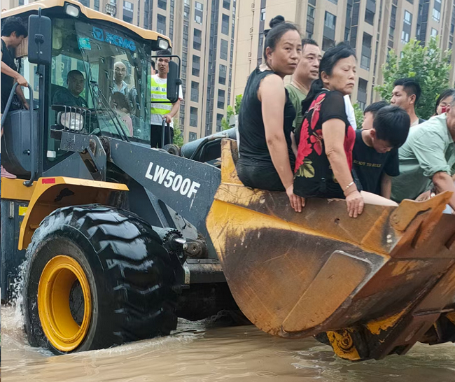 徐工鏟車為災(zāi)區(qū)人民開辟生命通道