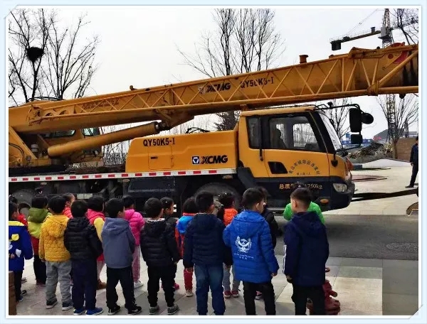 位小朋友的爺爺就將吊車開(kāi)進(jìn)了幼兒園