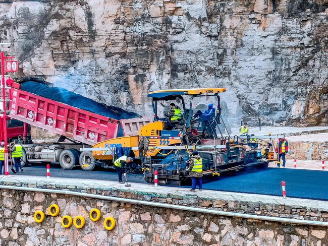 徐工RP903攤鋪機在鄉(xiāng)村道路建設工程的瀝青攤鋪