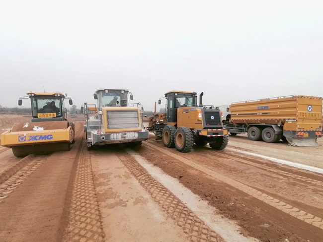 徐工成套化道路機(jī)械在黎霍高速施工