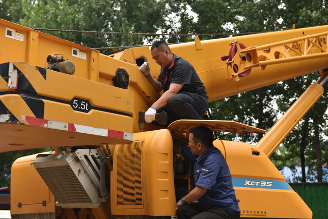 徐工起重機(jī)服務(wù)人員正在給客戶修車